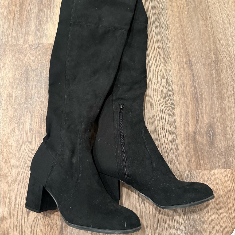 Unisa Elegant Black Suede Heeled Boots